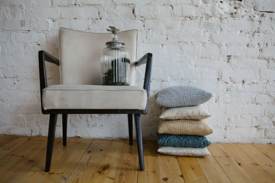 Tangan merajut sarung bantal patchwork di teras rumah di Singaraja