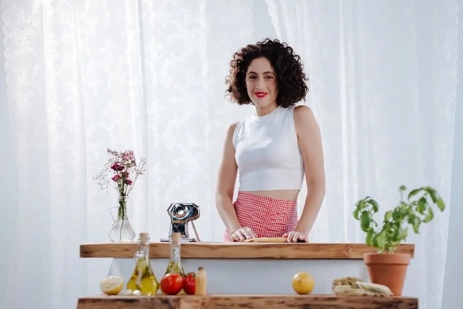 Hana Mulyadi sedang menyiapkan masker rambut dari bahan dapur di meja dapur rumahnya